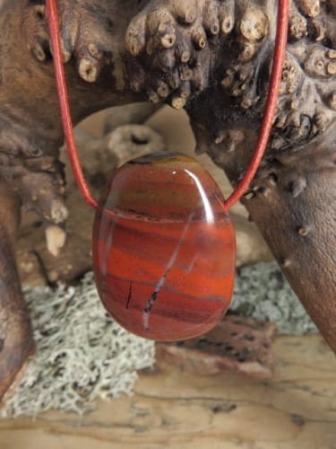 jaspis-czerwony--amulet-na-rzemieniu.jpg